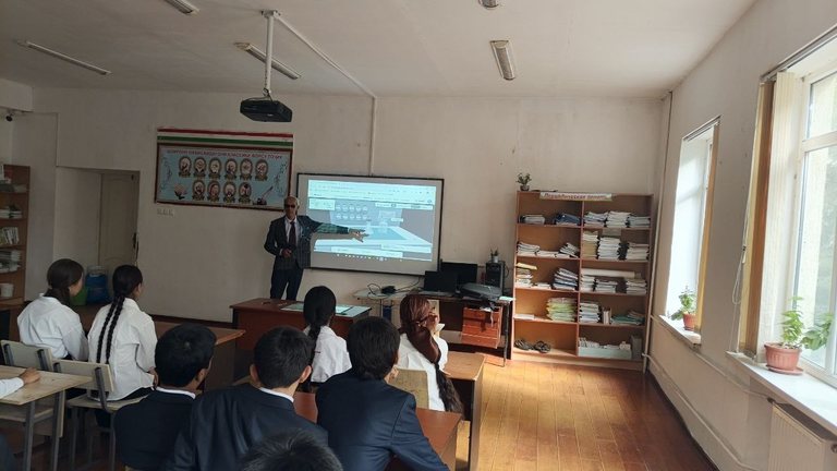 Преподаватель проводит школьное занятие с Molarya, показанной на большом экране