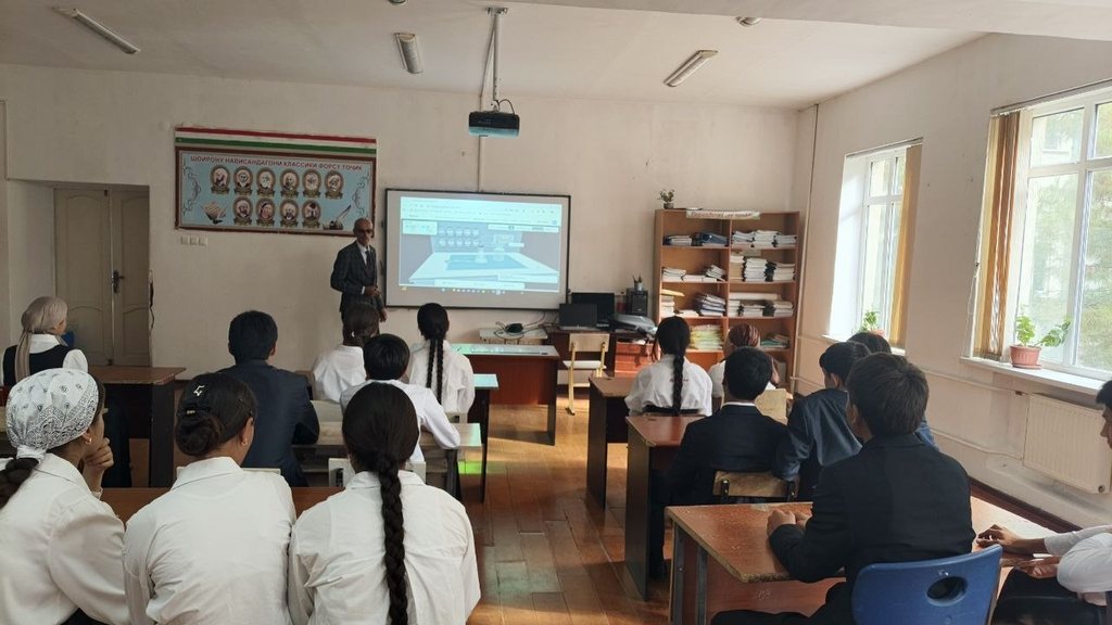 Школьный класс во время первого пилота Molarya: преподаватель показывает виртуальную химическую лабораторию на большом экране